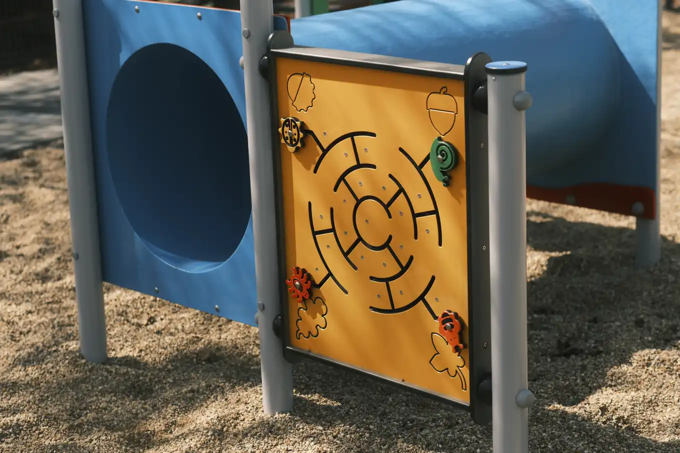 Integracja edukacyjnych akcesoriów na placu zabaw dla dzieci