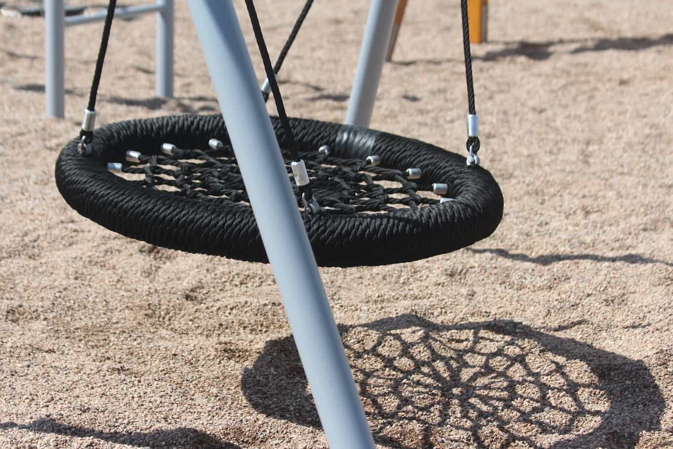 Huśtawki integracyjne na plac zabaw: modele dla dzieci z niepełnosprawnościami