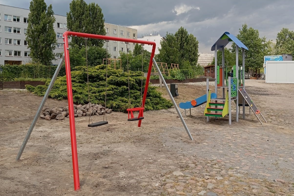 Montaż huśtawki metalowej: jak dobrać fundament i kotwienie do podłoża