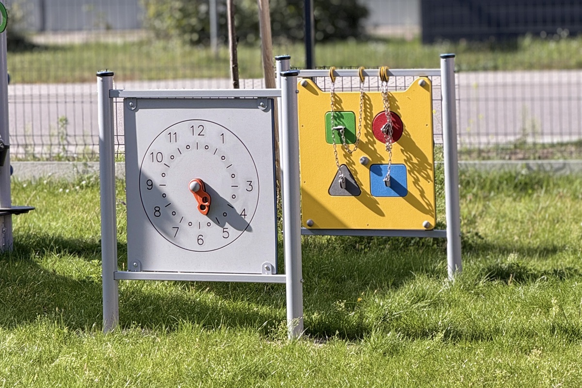Tablice edukacyjne zewnętrzne – dlaczego warto umieścić je na placu zabaw?